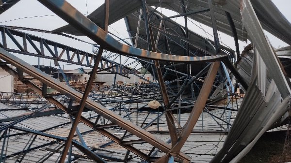 TEMPORAL: Estrutura metálica desaba na rua e moradores ficam assustados