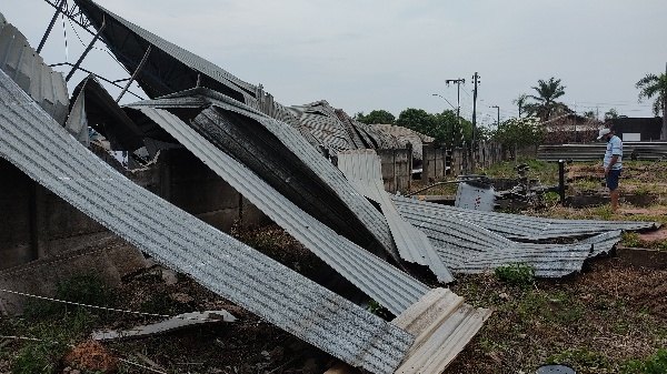 TEMPORAL: Estrutura metálica desaba na rua e moradores ficam assustados