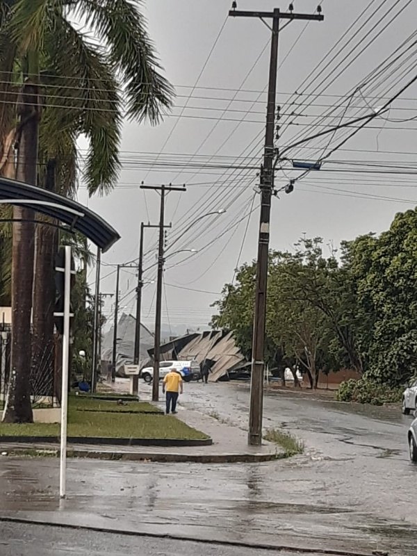 TEMPORAL: Estrutura metálica desaba na rua e moradores ficam assustados
