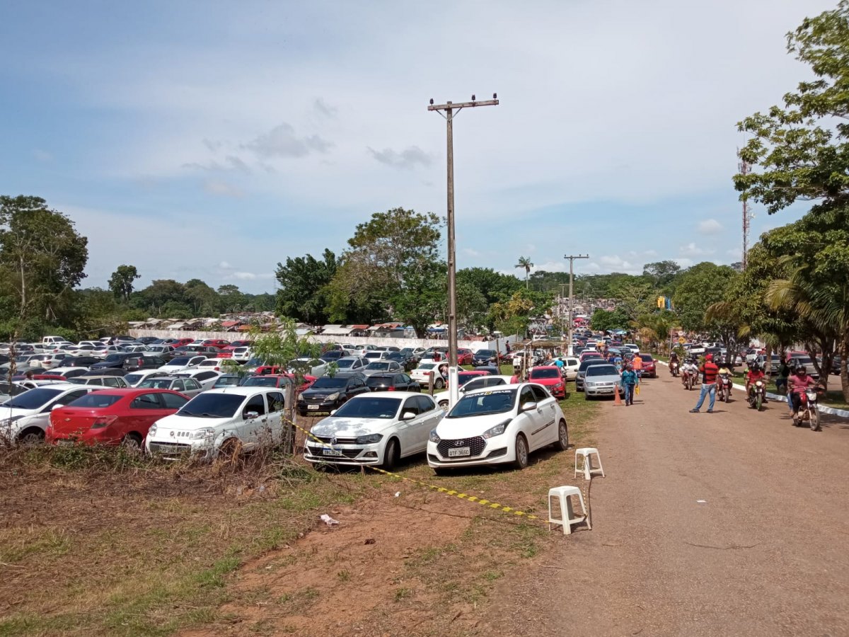 FERIADO: Mesmo com calor, Dia de Finados leva muita gente aos cemitérios da capital