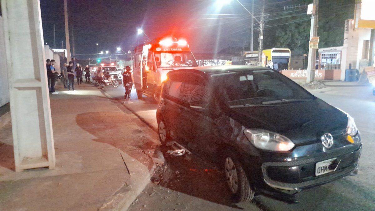 GRAVE: Motociclista sofre fratura exposta na perna após colisão com carro