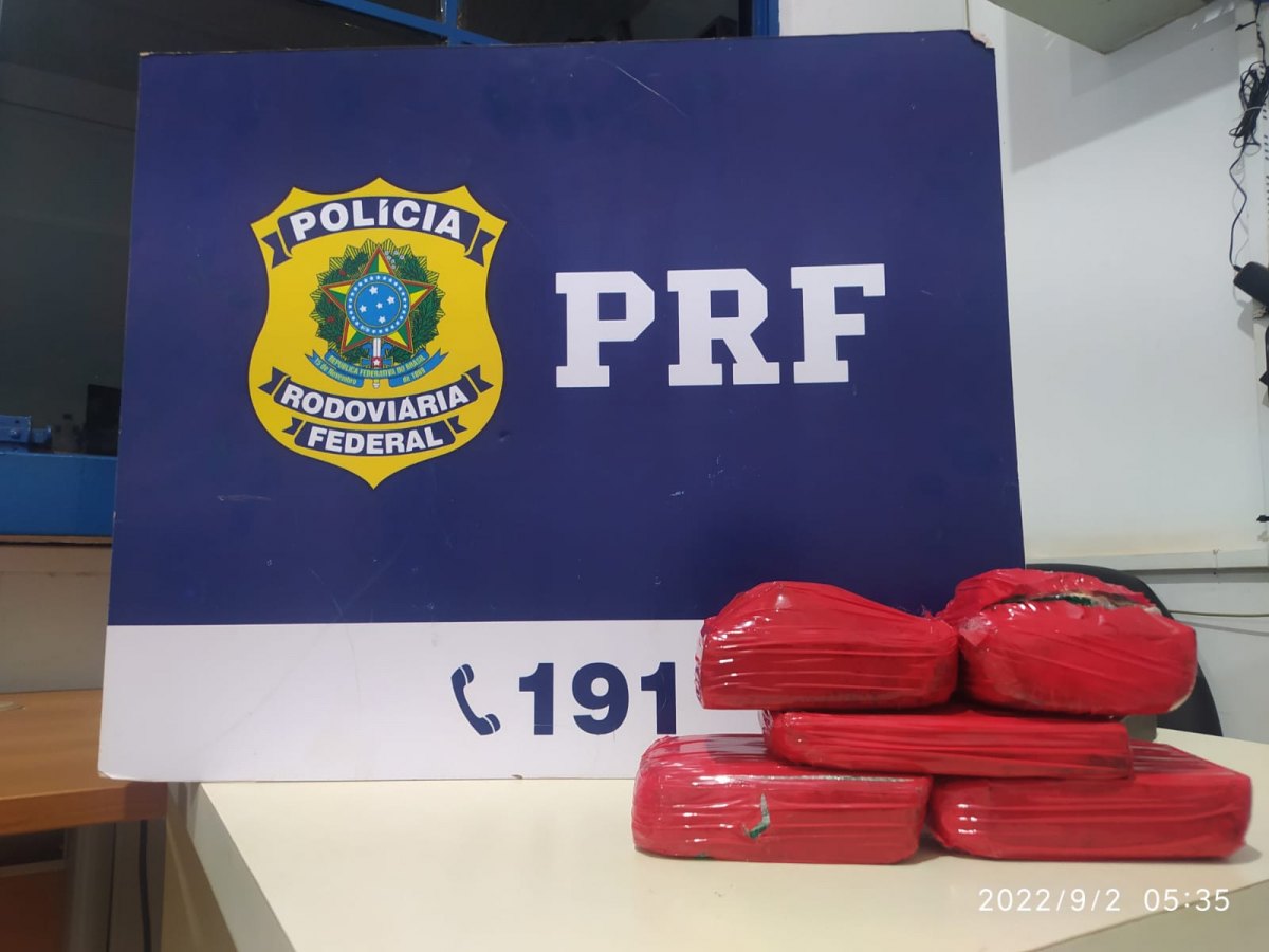 DISFARCE: Passageira de ônibus é presa trazendo drogas no 'coração' em Rondônia 