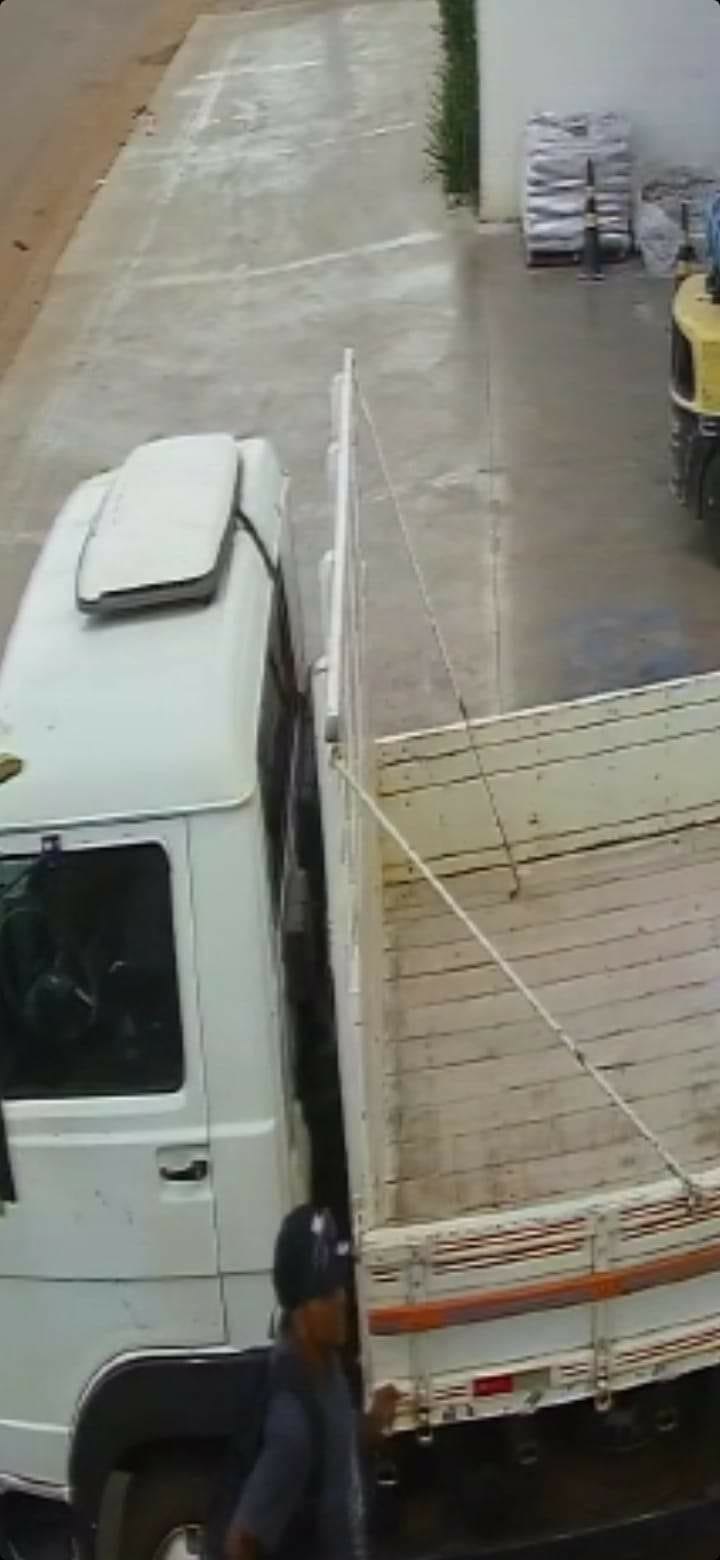 VÍDEO: Ladrão é filmado furtando bicicleta na frente de loja de material de construção