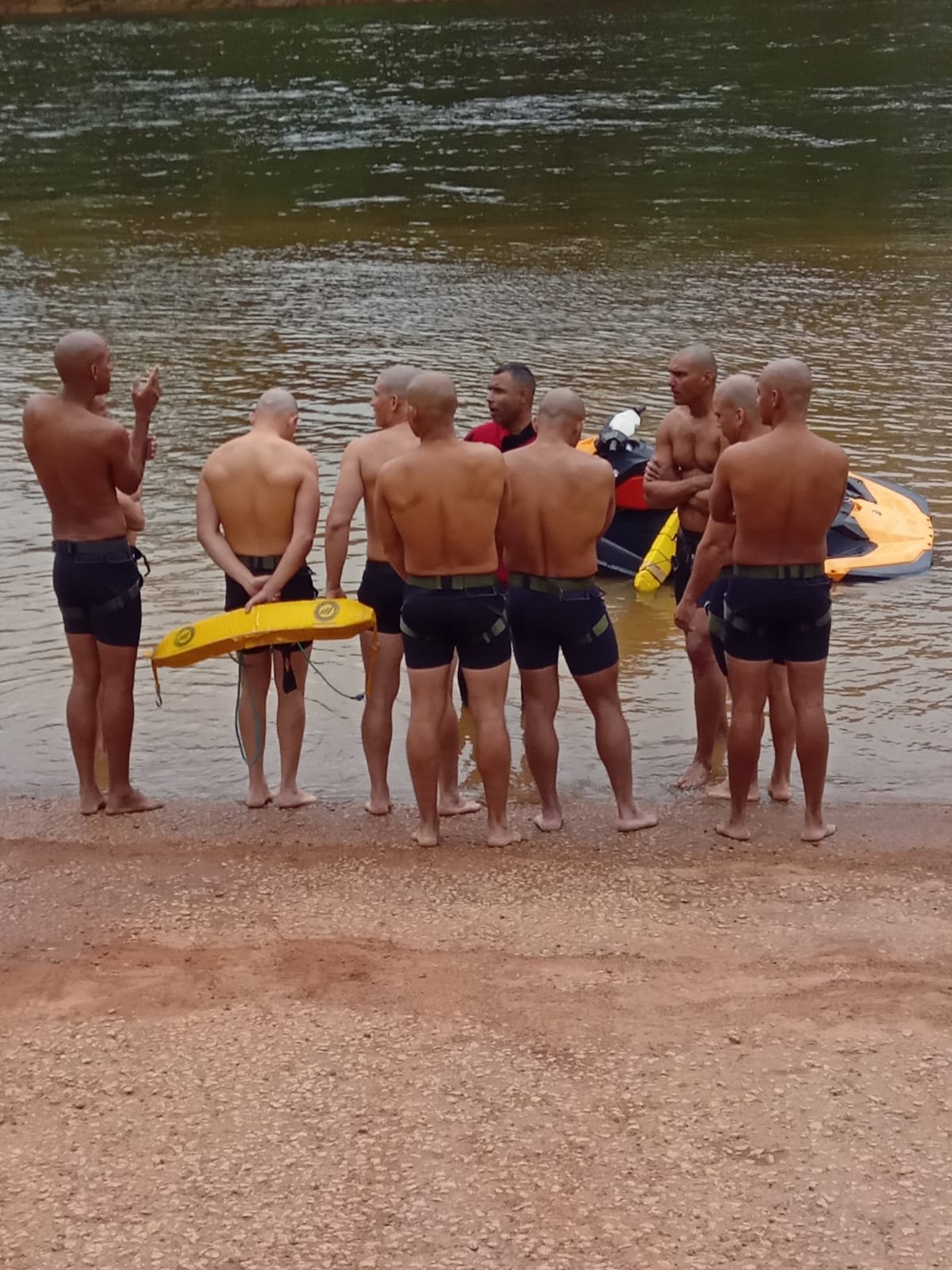 SALVAMENTO AQUÁTICO: Profissionais da segurança pública participam de treinamento de resgate