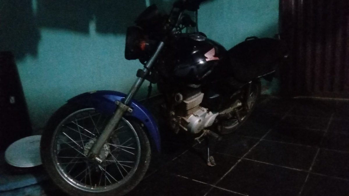 VEJA O CRIME: Bandido é filmado usando chave micha e furtando motocicleta