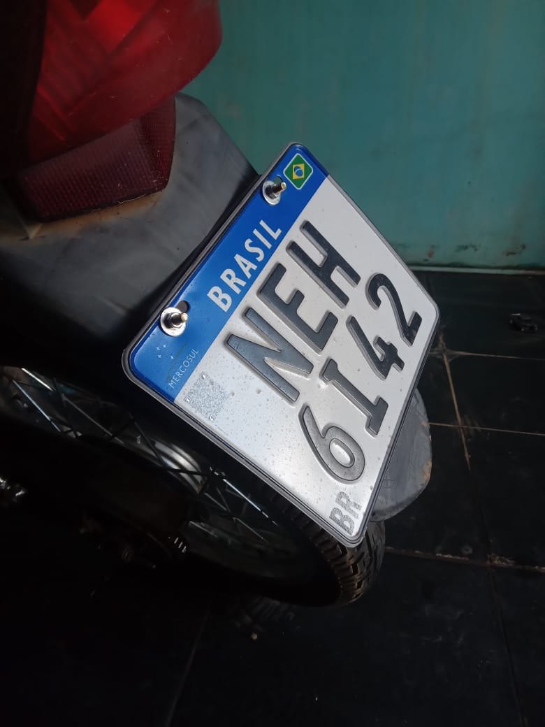 VEJA O CRIME: Bandido é filmado usando chave micha e furtando motocicleta