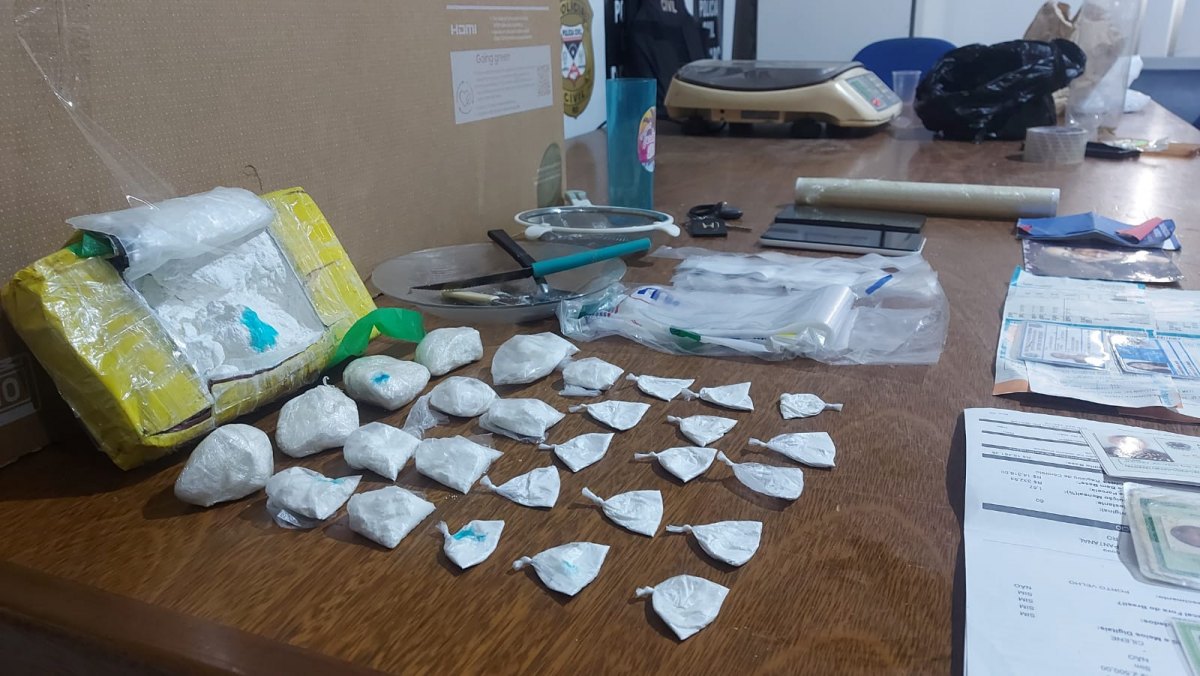 CASAL TRAFICANTE: Denarc prende mulher que vendia droga a mando do marido de dentro de presídio 