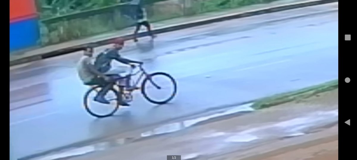 VEJA VÍDEO: Ladrão com 'tesourão de corte' é flagrado furtando bicicleta na corrente 
