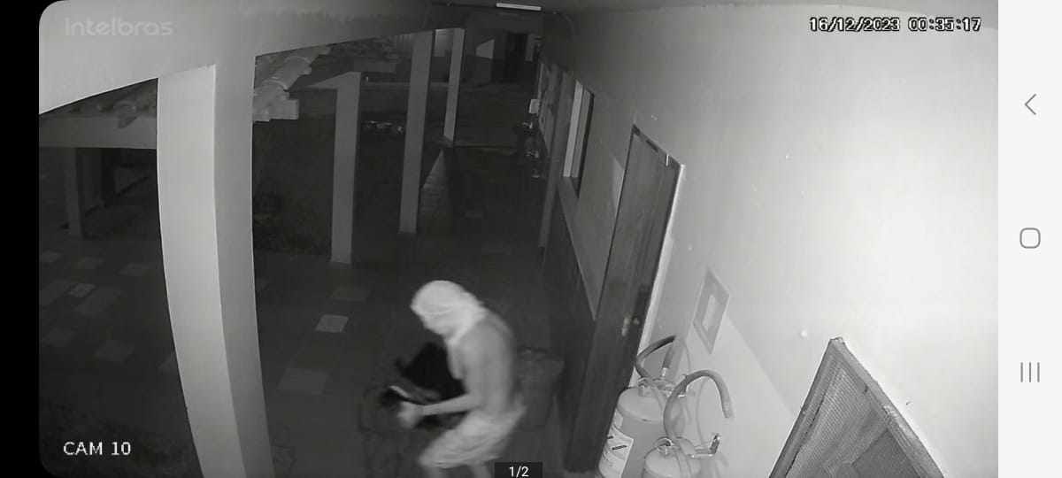 ARROMBAMENTO: Vídeo mostra trio de ladrões furtando escola em Porto Velho 