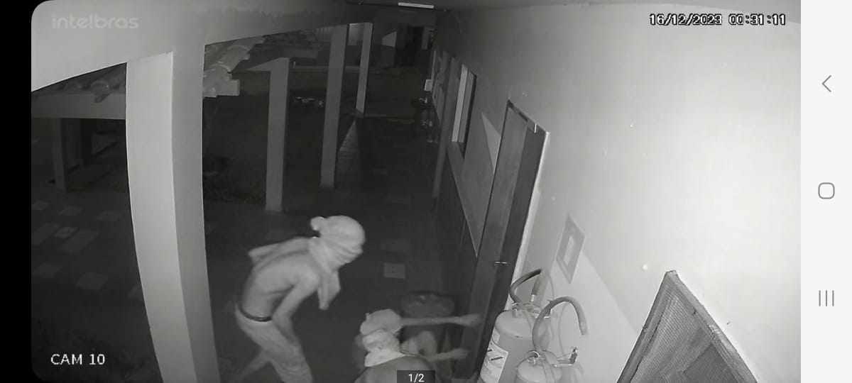 ARROMBAMENTO: Vídeo mostra trio de ladrões furtando escola em Porto Velho 