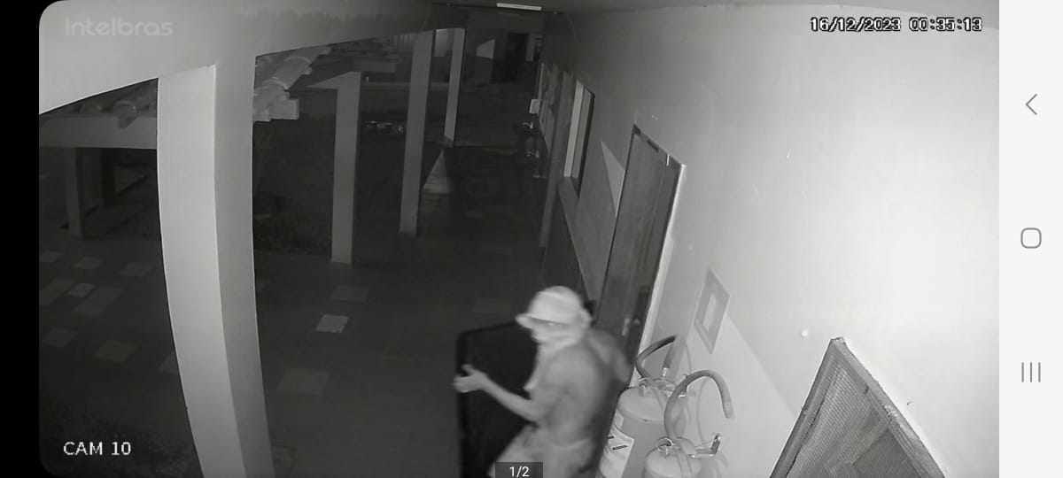 ARROMBAMENTO: Vídeo mostra trio de ladrões furtando escola em Porto Velho 