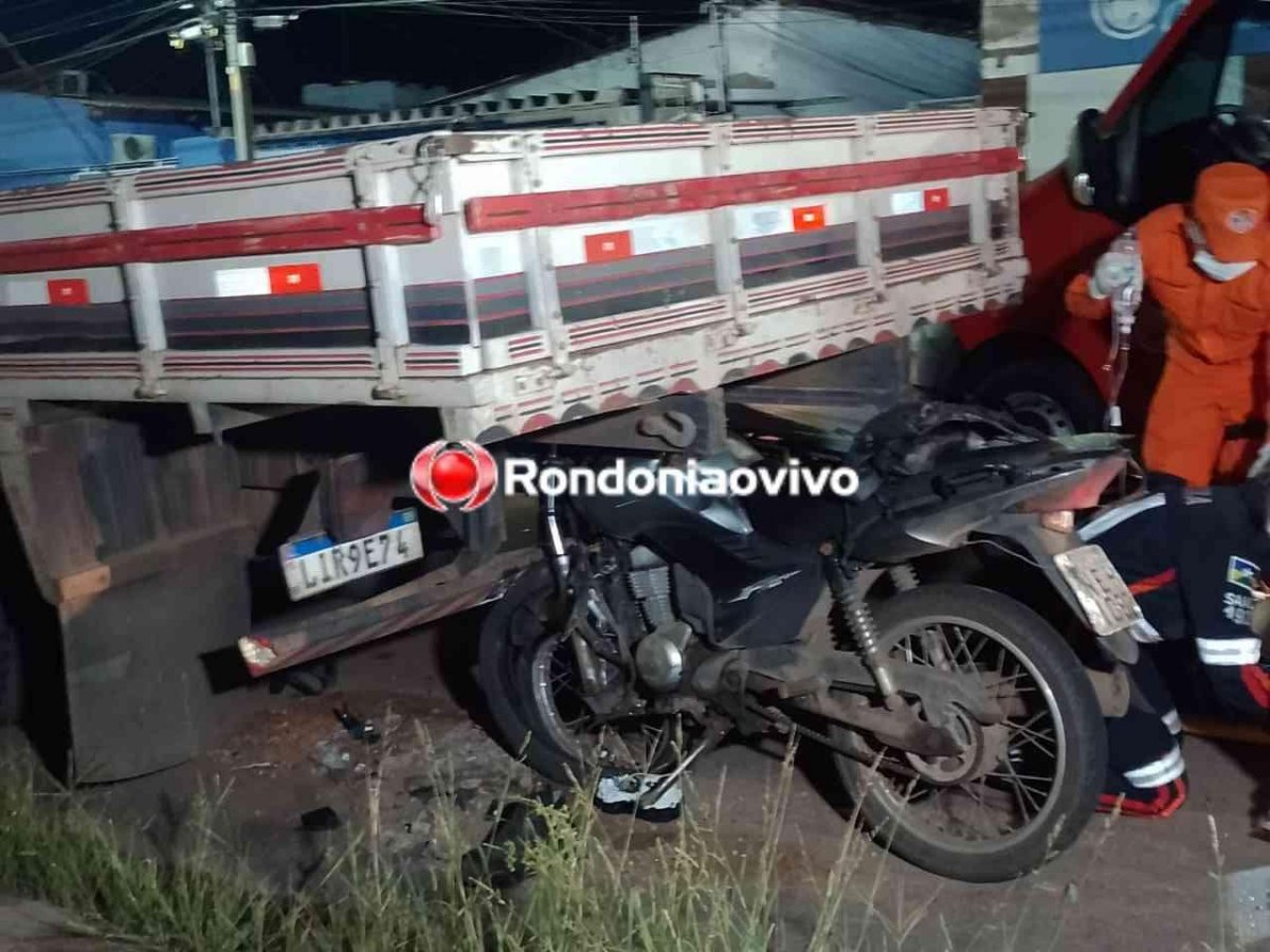TRÁGICO: Motoboy de delivery morre após bater na traseira de caminhão parado 