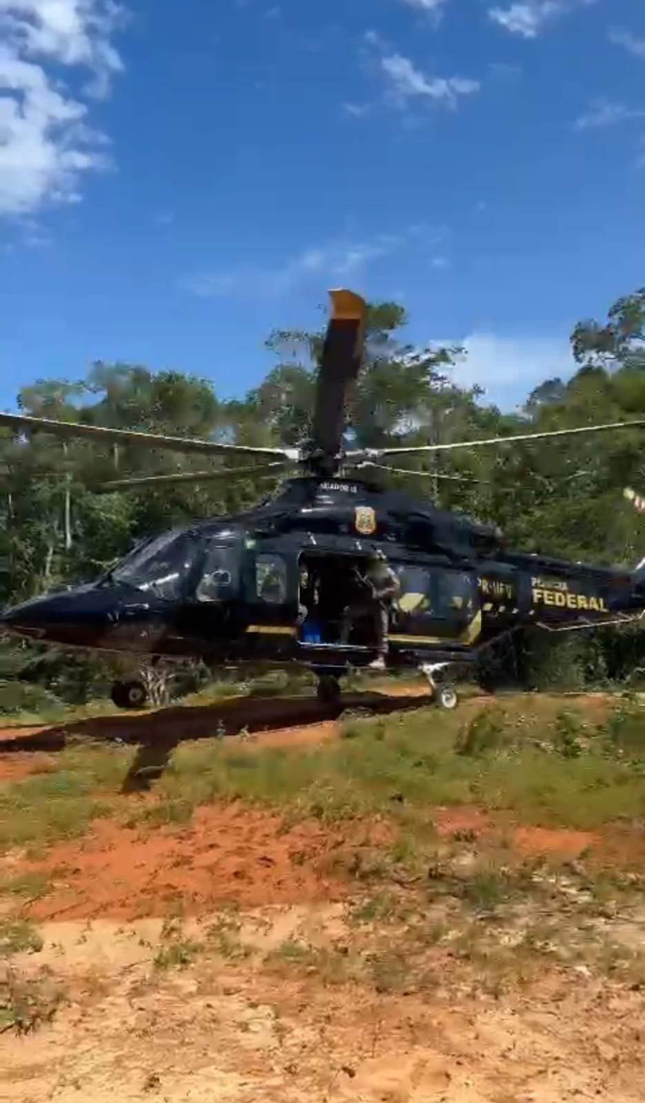 ROBERT JORDAN: Operação da PF combate extração de diamantes e destrói vários veículos em TI