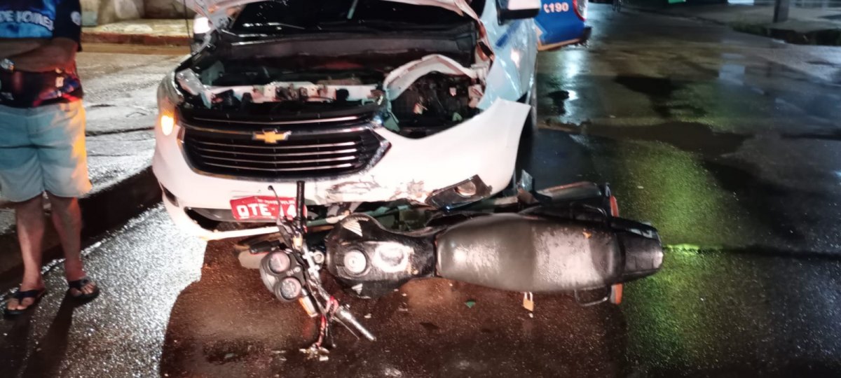 VÍDEO: Adolescente e motociclista sofrem ferimentos após colisão envolvendo táxi 