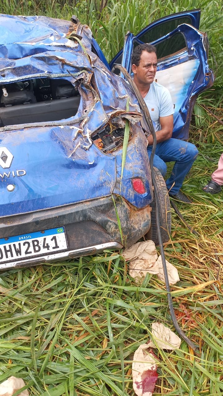 NA RIBANCEIRA: Capotamento de Renault Kwid deixa três pessoas feridas na BR-364