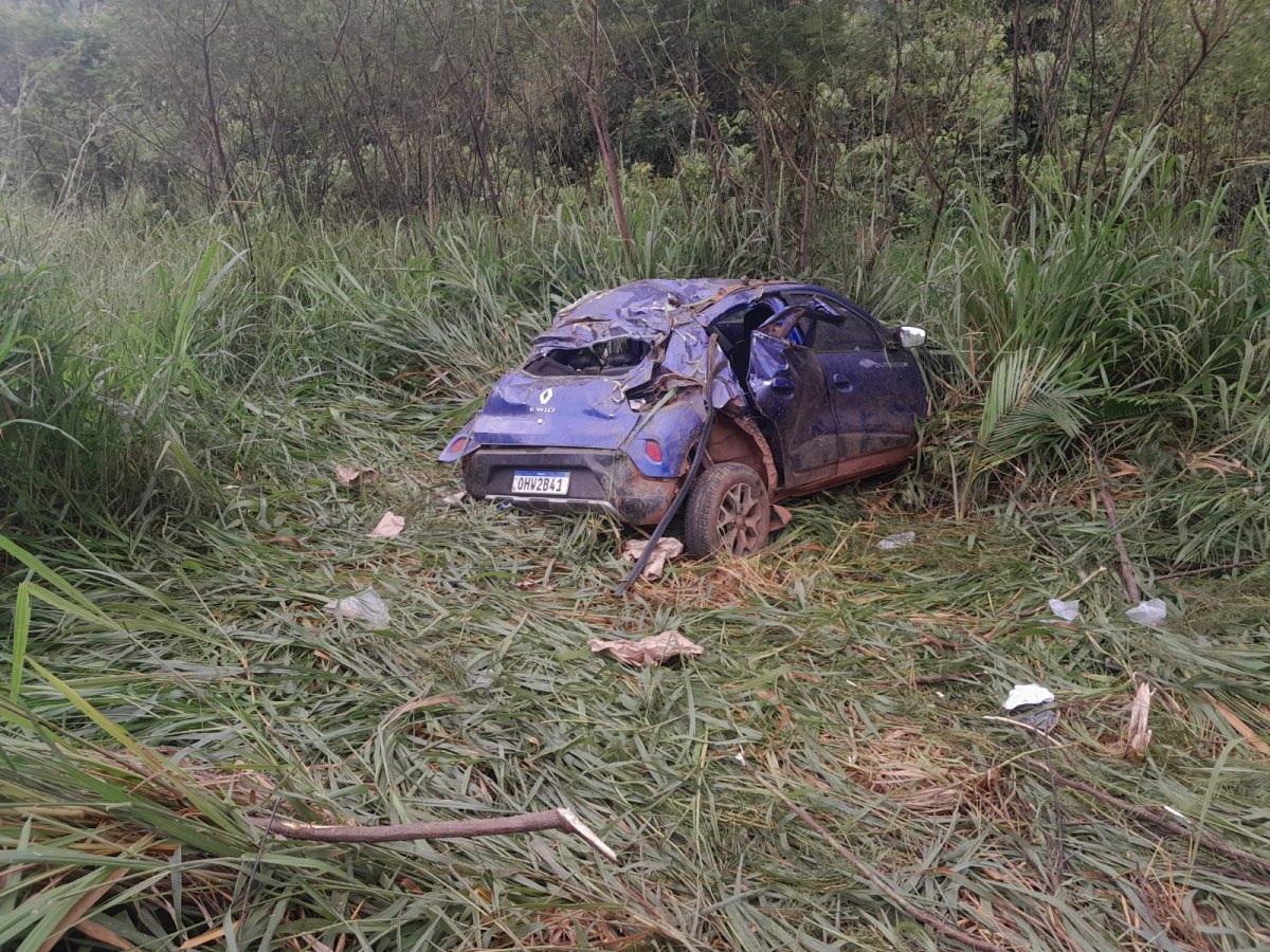 NA RIBANCEIRA: Capotamento de Renault Kwid deixa três pessoas feridas na BR-364