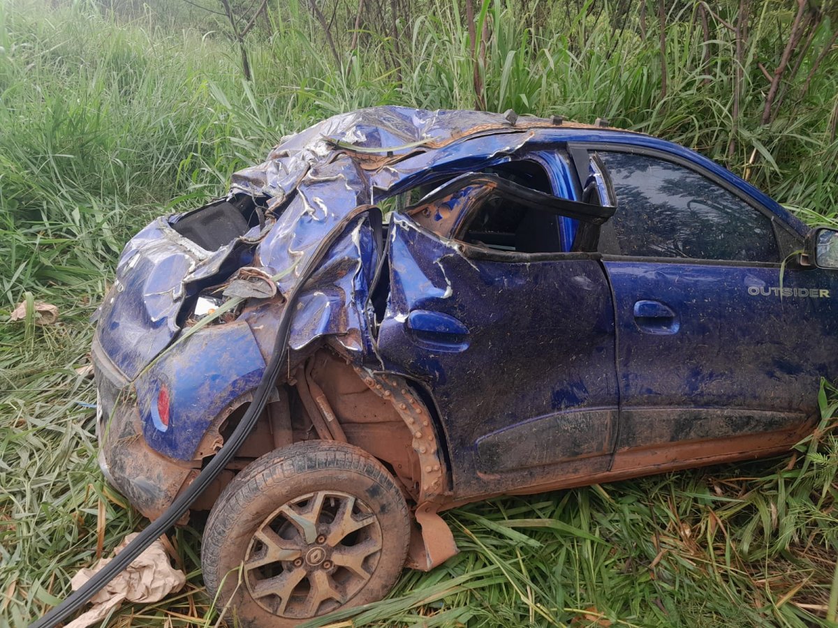 NA RIBANCEIRA: Capotamento de Renault Kwid deixa três pessoas feridas na BR-364