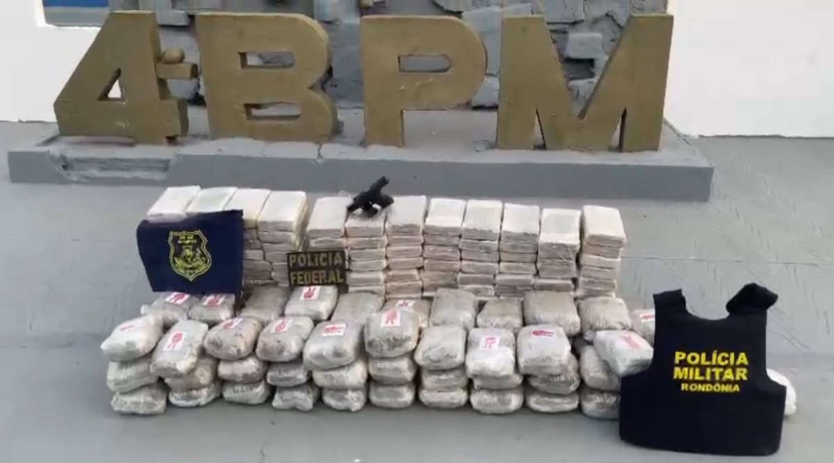 FLAGRANTE: PF e PM prendem homem com 200 quilos de droga em galões de combustível 