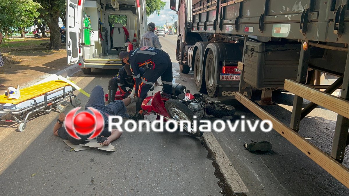 VÍDEO: Motociclista sofre graves lesões ao ser atropelado por carreta