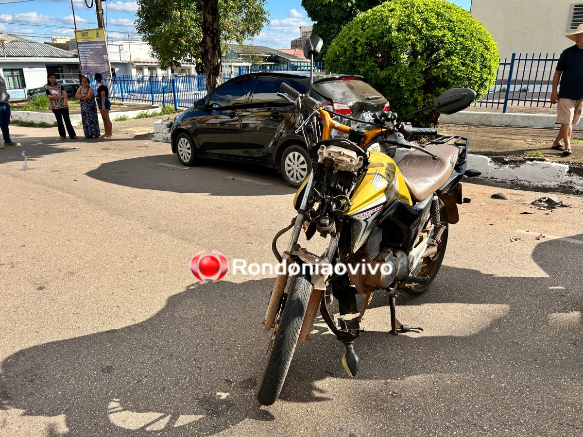 VÍDEO: Motociclista fica gravemente ferido após bater em carro parado