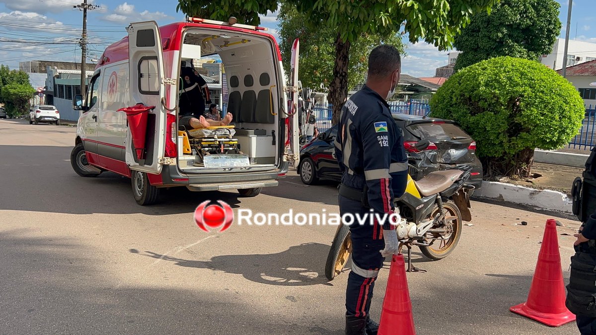 VÍDEO: Motociclista fica gravemente ferido após bater em carro parado