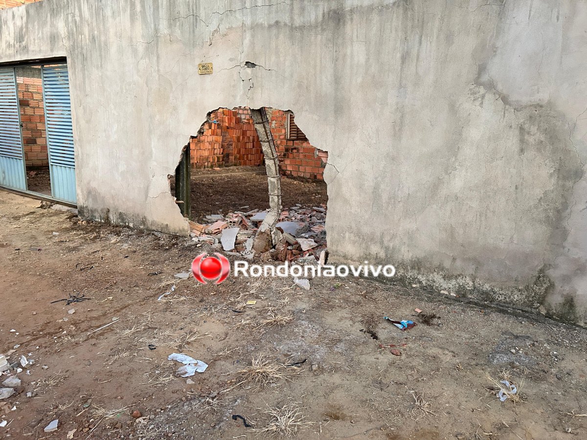 DESGOVERNADO: Mulher em Ford Ka destrói muro de residência no Lagoinha 