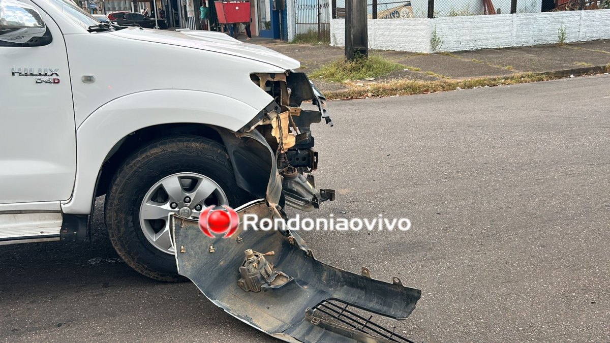 HILUX AVANÇOU: Motociclista sofre gravíssima fratura exposta em acidente no Centro