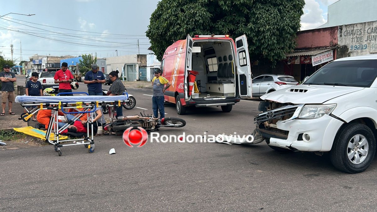 HILUX AVANÇOU: Motociclista sofre gravíssima fratura exposta em acidente no Centro