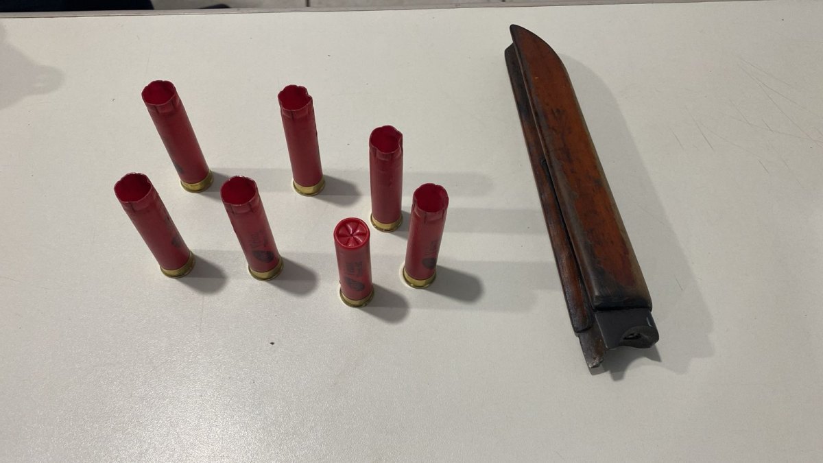 TRANSTORNADA: Mulher armada com espingarda atira várias vezes na rua e atinge homem 