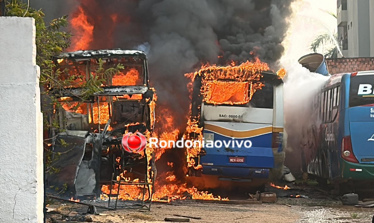 SINISTRO: Dois ônibus são consumidos por incêndio em garagem de empresa 