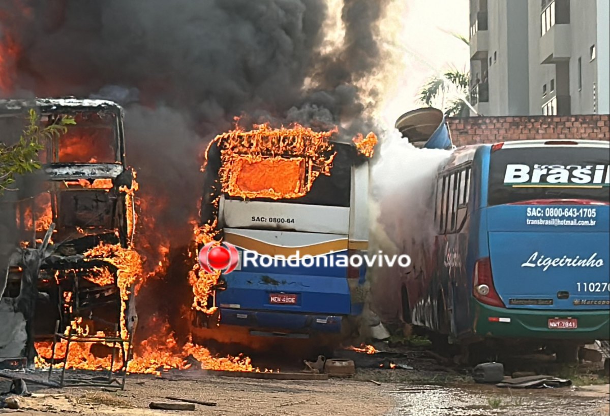 SINISTRO: Dois ônibus são consumidos por incêndio em garagem de empresa 