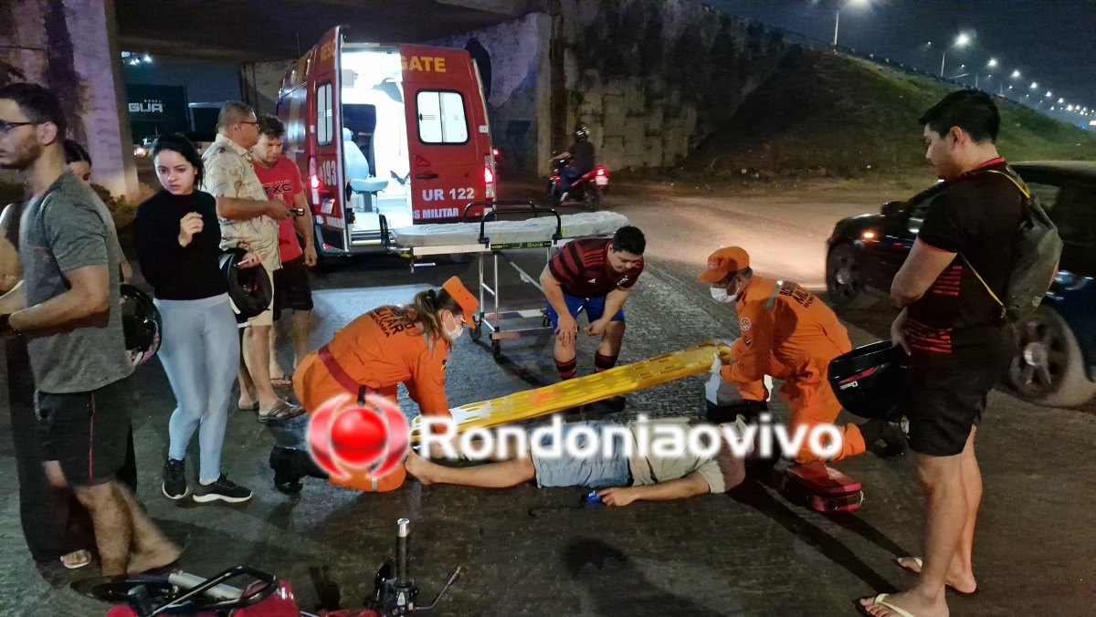 NO VIADUTO: Motorista de caminhonete avança semáforo e atinge casal em moto 