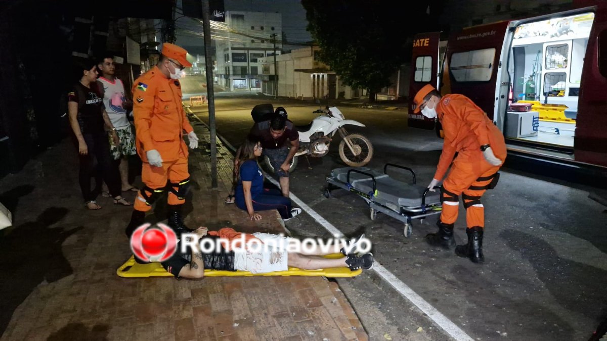 NO CENTRO: Motociclista avança cruzamento e fica gravemente ferido ao bater em carro