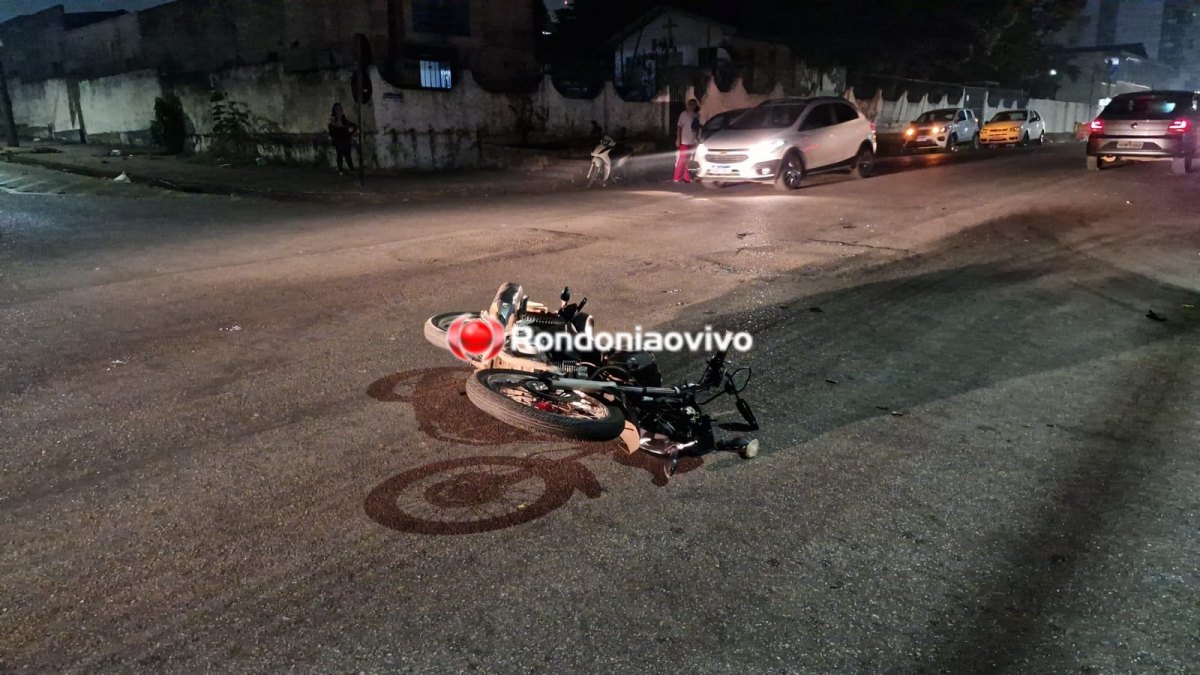 NO CENTRO: Motociclista avança cruzamento e fica gravemente ferido ao bater em carro