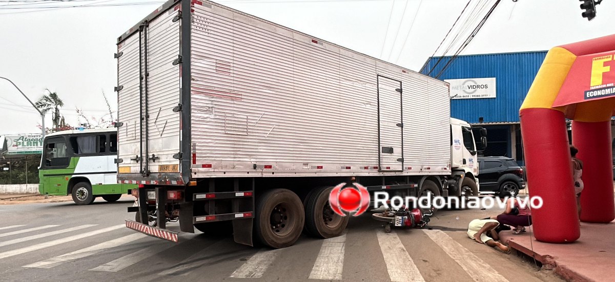 ASSISTA: Caminhão faz conversão e atropela casal em moto