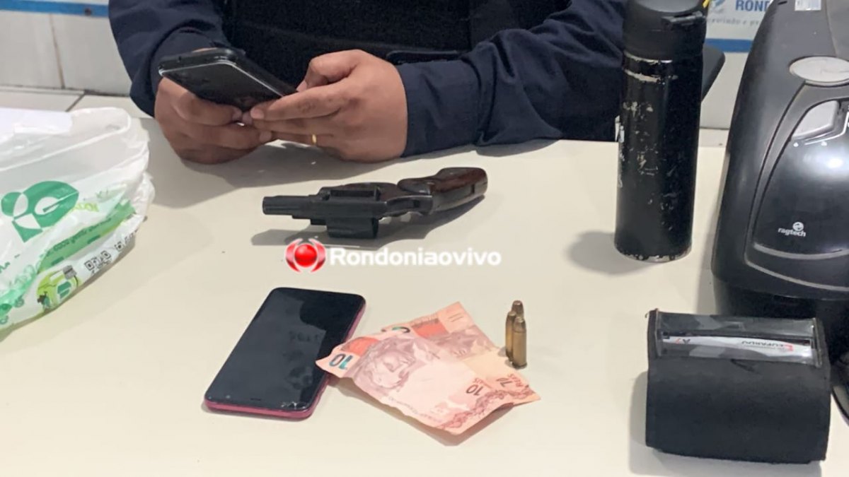 VÍDEO: Assaltante é detido armado após roubo em parada de ônibus