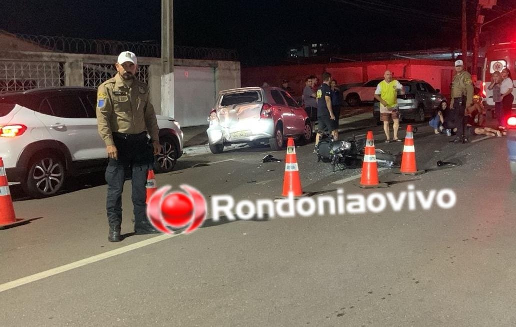 NA CALAMA: Motociclista bate em cheio na traseira de carro e fica gravemente ferido 