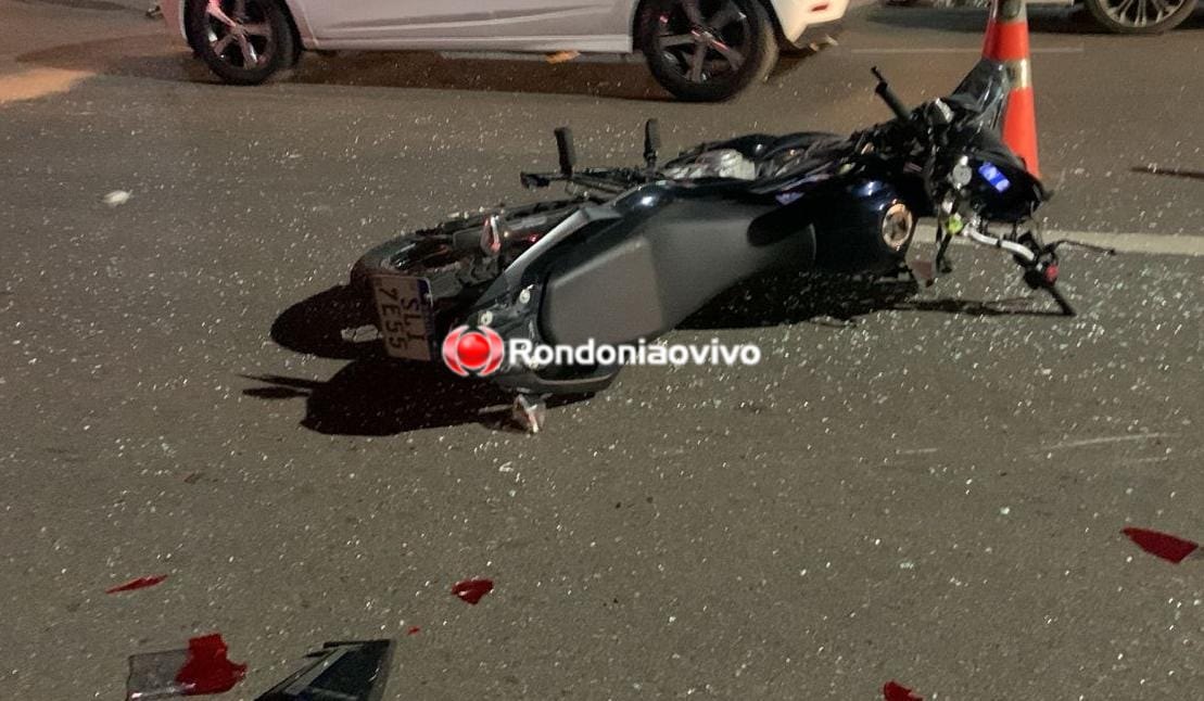 NA CALAMA: Motociclista bate em cheio na traseira de carro e fica gravemente ferido 