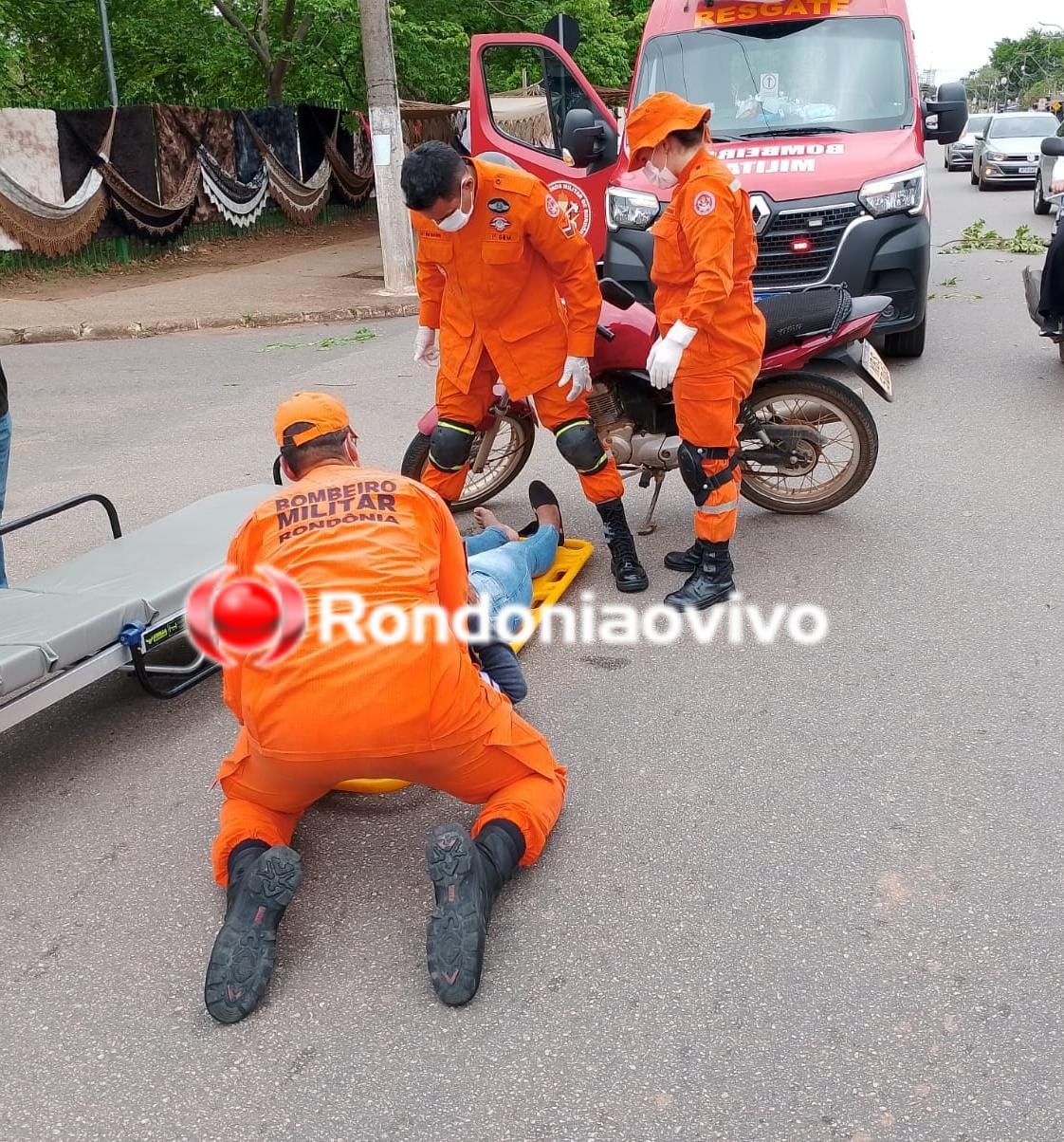 NA CALAMA: Batida entre motos na frente do IFRO deixa mulher com ferimentos 