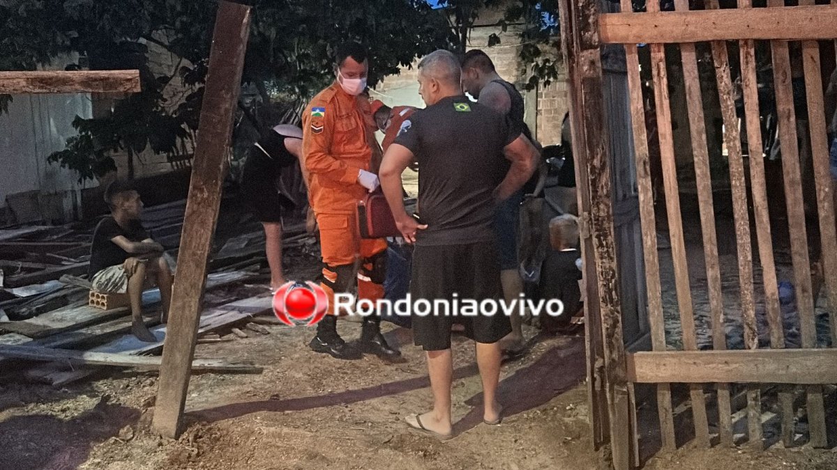 VÍDEO: Casal fica gravemente ferido após bater em carro e derrubar cerca de casa