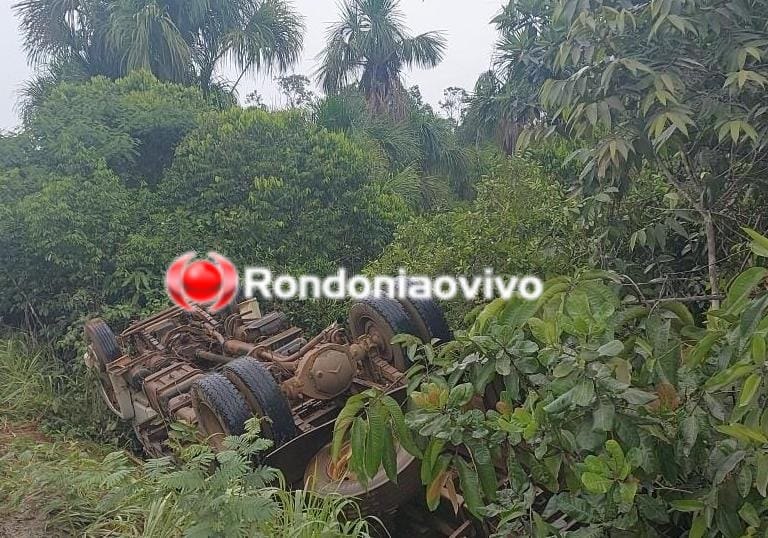 NA BR-364: Caminhão capota após motorista perder controle da direção