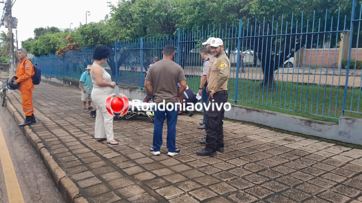 NA CALAMA: Adolescente de 16 anos é socorrido pelo SAMU após acidente entre carro e moto