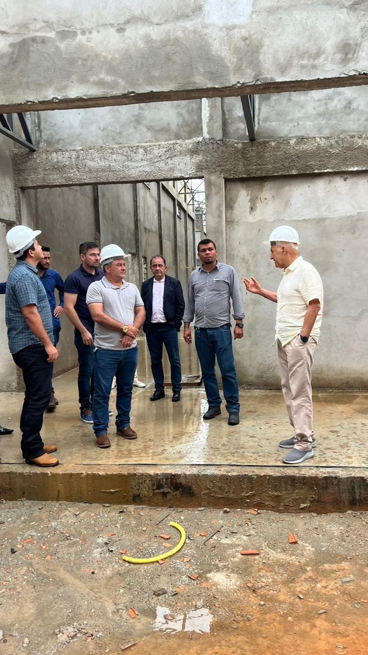 CONFÚCIO MOURA: Senador confere avanços da escola Primeiros Traços em Presidente Médici