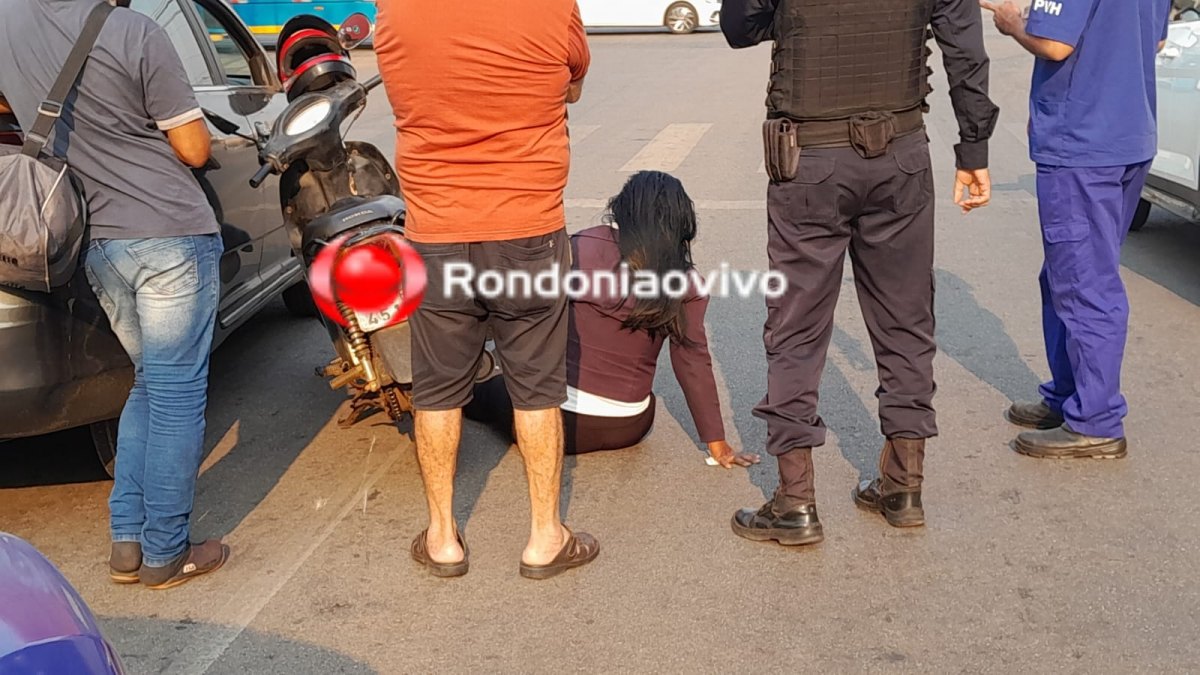 COLISÃO: Mulher em moto quebra a perna após acidente na frente da rodoviária