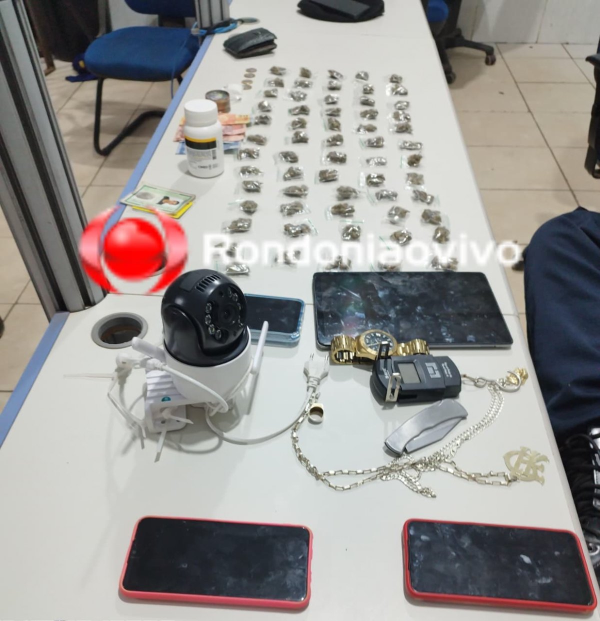 AÇÃO DA PM: Quatro são presos com drogas no quintal de boca de fumo