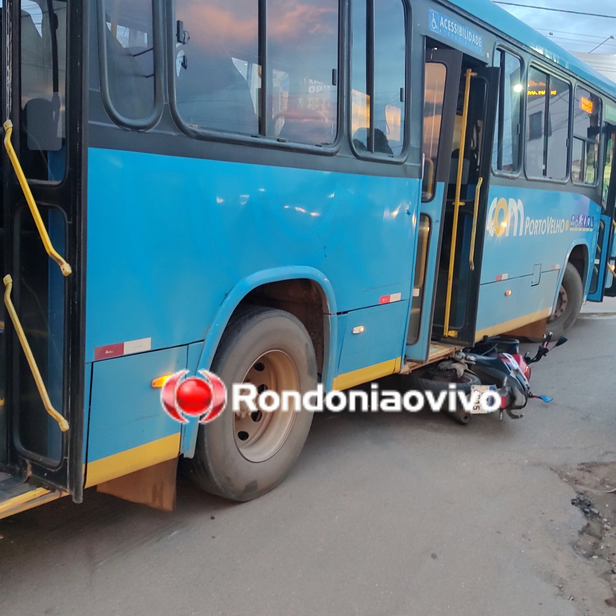 VÍDEO: Motocicleta é arrastada por ônibus em frente a UPA da zona Leste