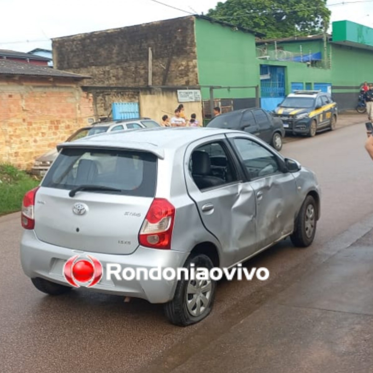 DIREÇÃO PERIGOSA: Motociclista tenta fugir de blitz da PRF e se envolve em acidente 