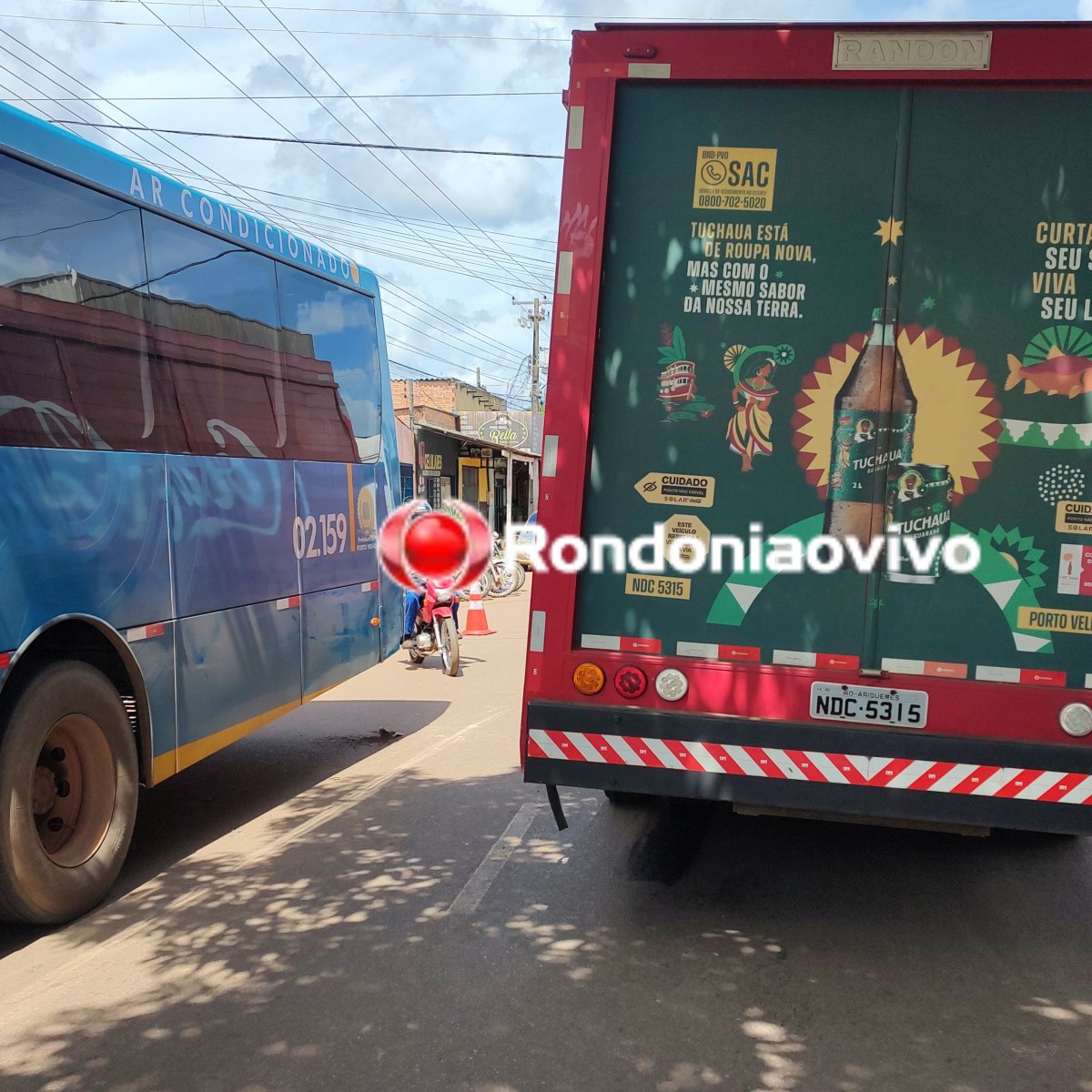 VÍDEO: Mulher em moto tem perna dilacerada ao ser atropelada por caminhão da Coca-Cola
