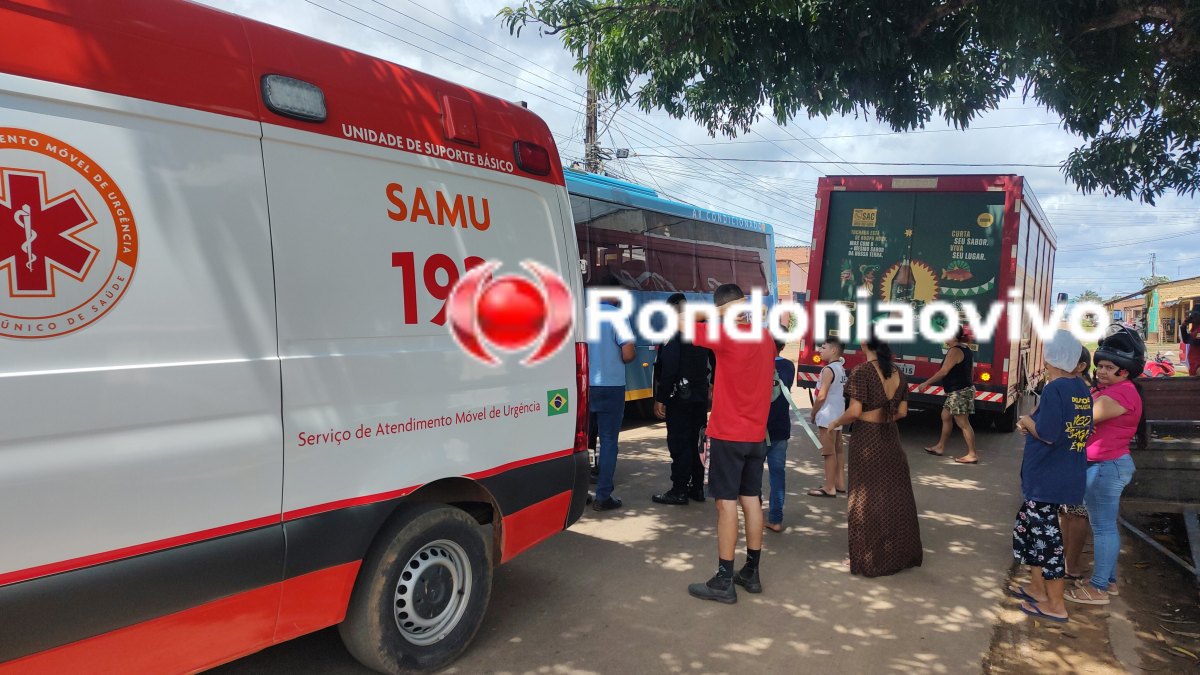 VÍDEO: Mulher em moto tem perna dilacerada ao ser atropelada por caminhão da Coca-Cola