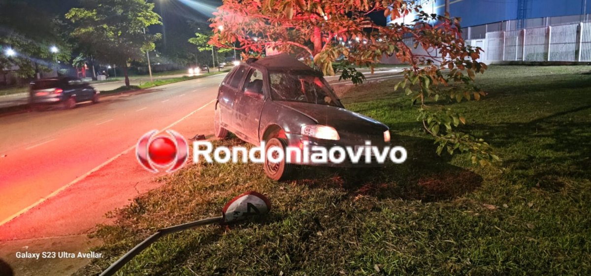 NA IMIGRANTES: Motorista bate violentamente carro em árvore para não atropelar motociclista 